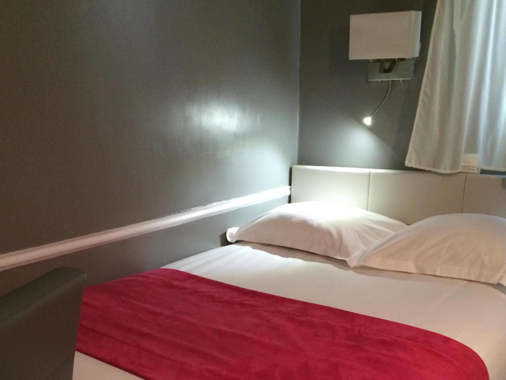 Hotel Avama Prony Paris Exteriör bild
