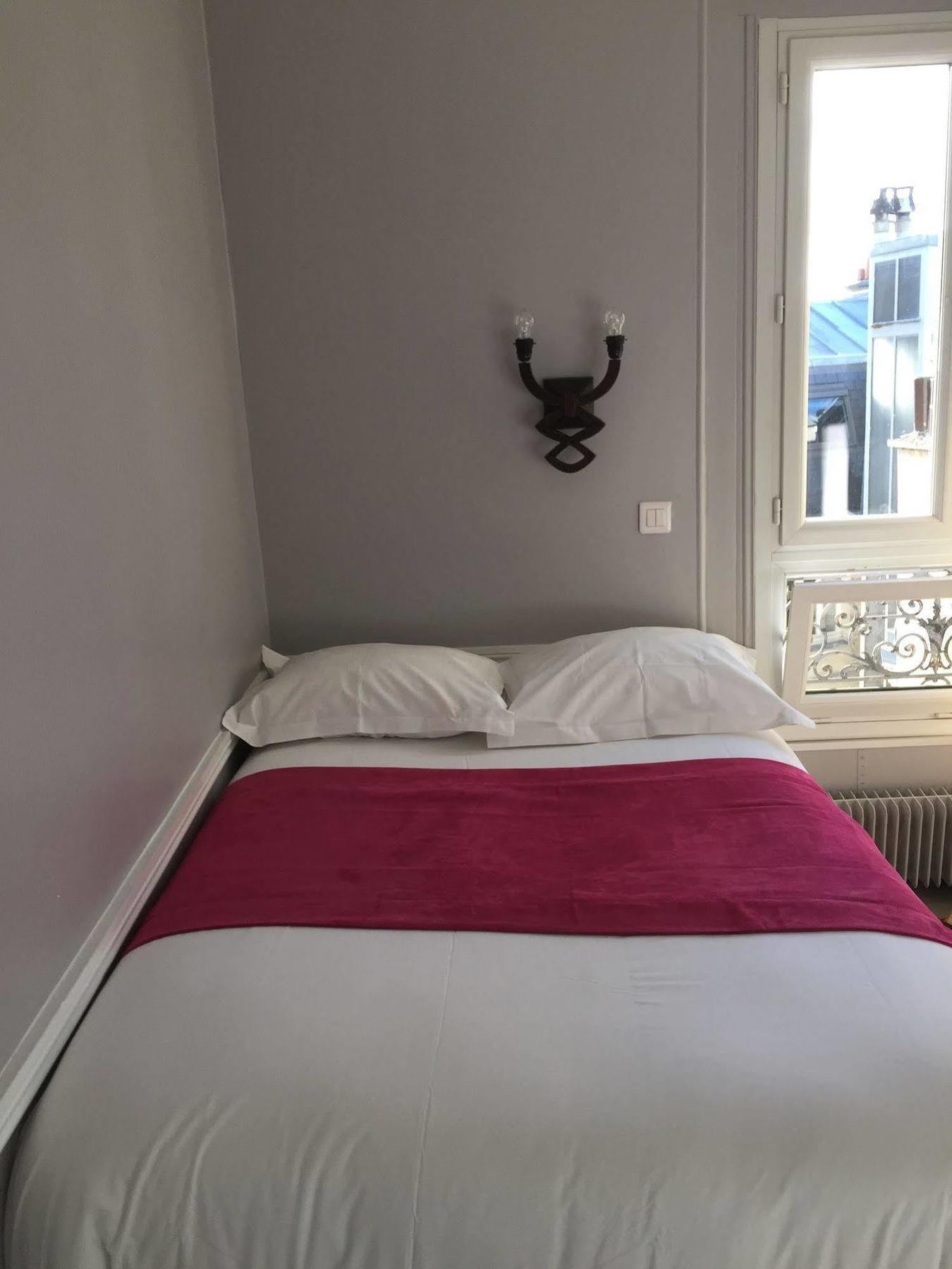 Hotel Avama Prony Paris Exteriör bild